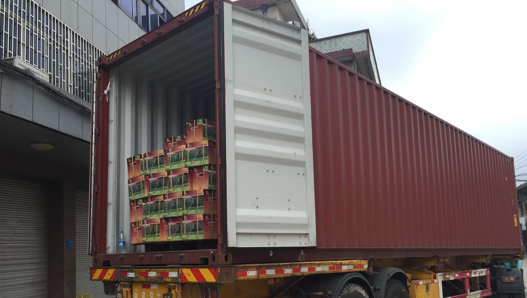 Container being loaded for an export shipment coordinated by Fukang